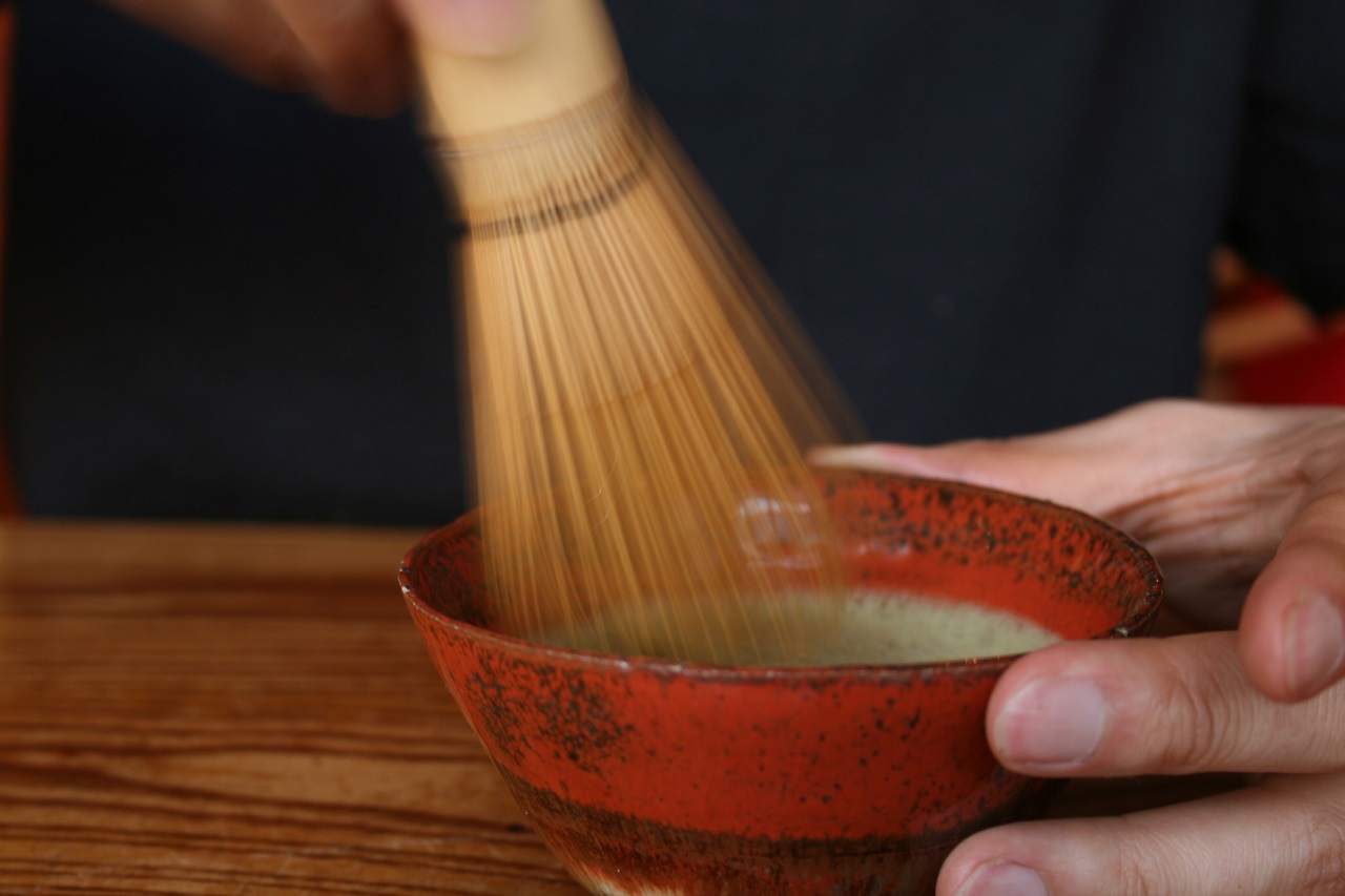 Teeschale-Matcha-Tee-Teespuren-Gruentee-Gruenteepulver-Teeblaetter-macca-green-tea-Catechine-bamboo-whisk-Chan-Zen-Buddhismus-Teebesen-Kritisches-Netzwerk-Bambusruehrer