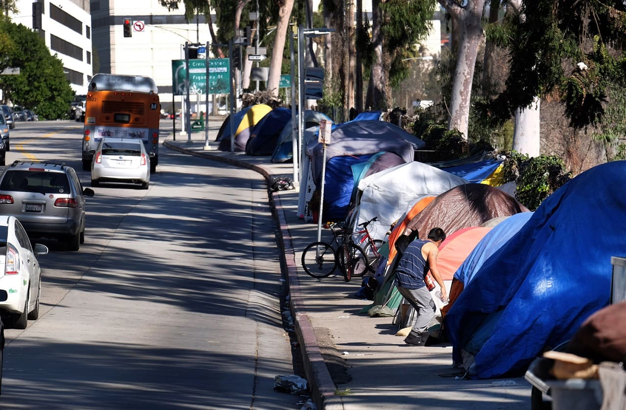 Tent-city-America-poverty-cities-homeless-camps-encampments-Zeltstaedte-homelessness-tax-gifts-policy-Kritisches-Netzwerk-working-poor-Arbeitsarmut-Erwerbsarmut-Verarmung-Verelendung