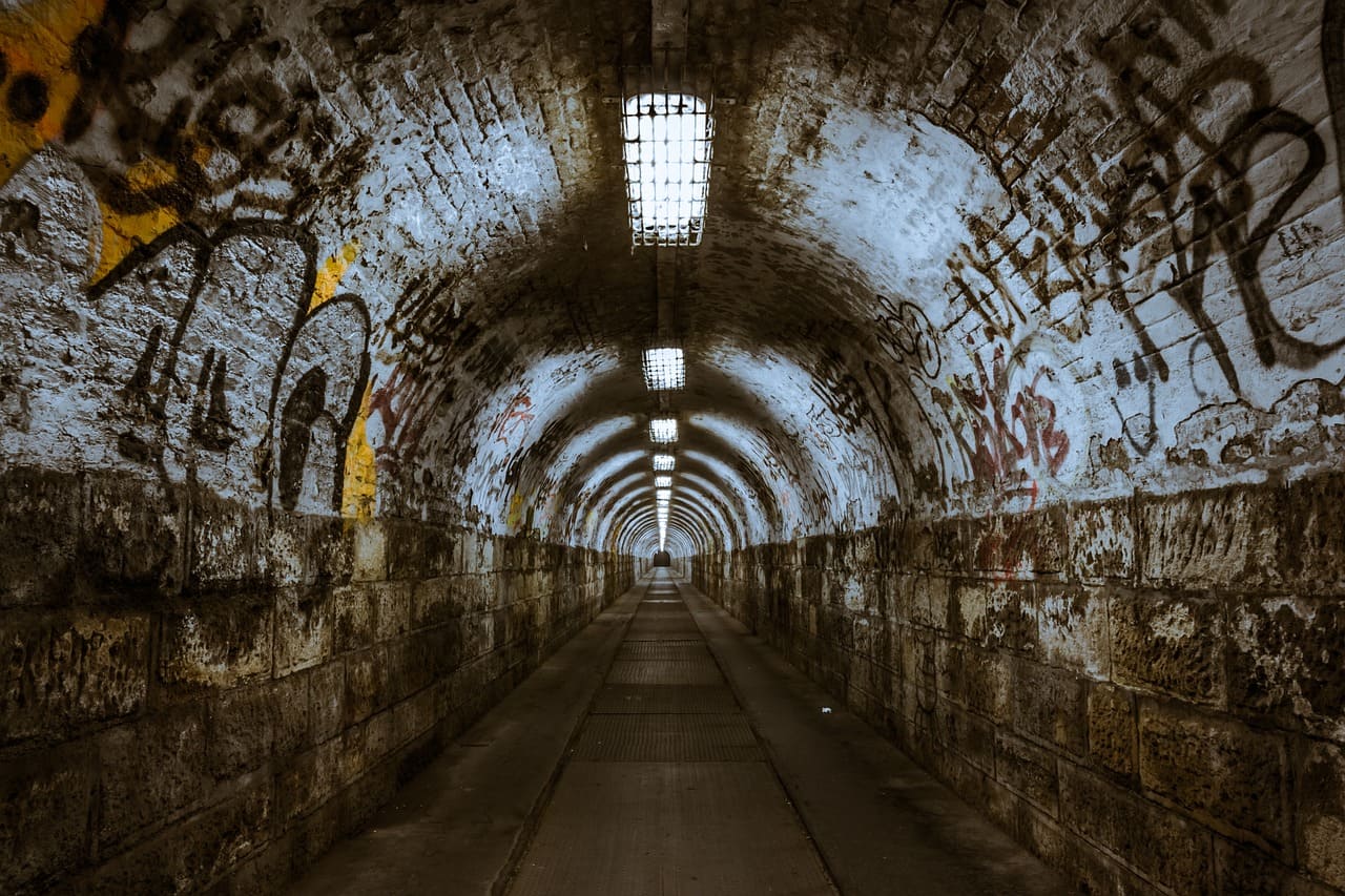Tunnelblick_Tunnelrealitaet_Tunnelrealitaeten_Tunnelwahrnehmung_Realitaetstunnel_psychologische_Illusion_subjektive_Wahrnehmung_Wirklichkeit_Kritisches-Netzwerk