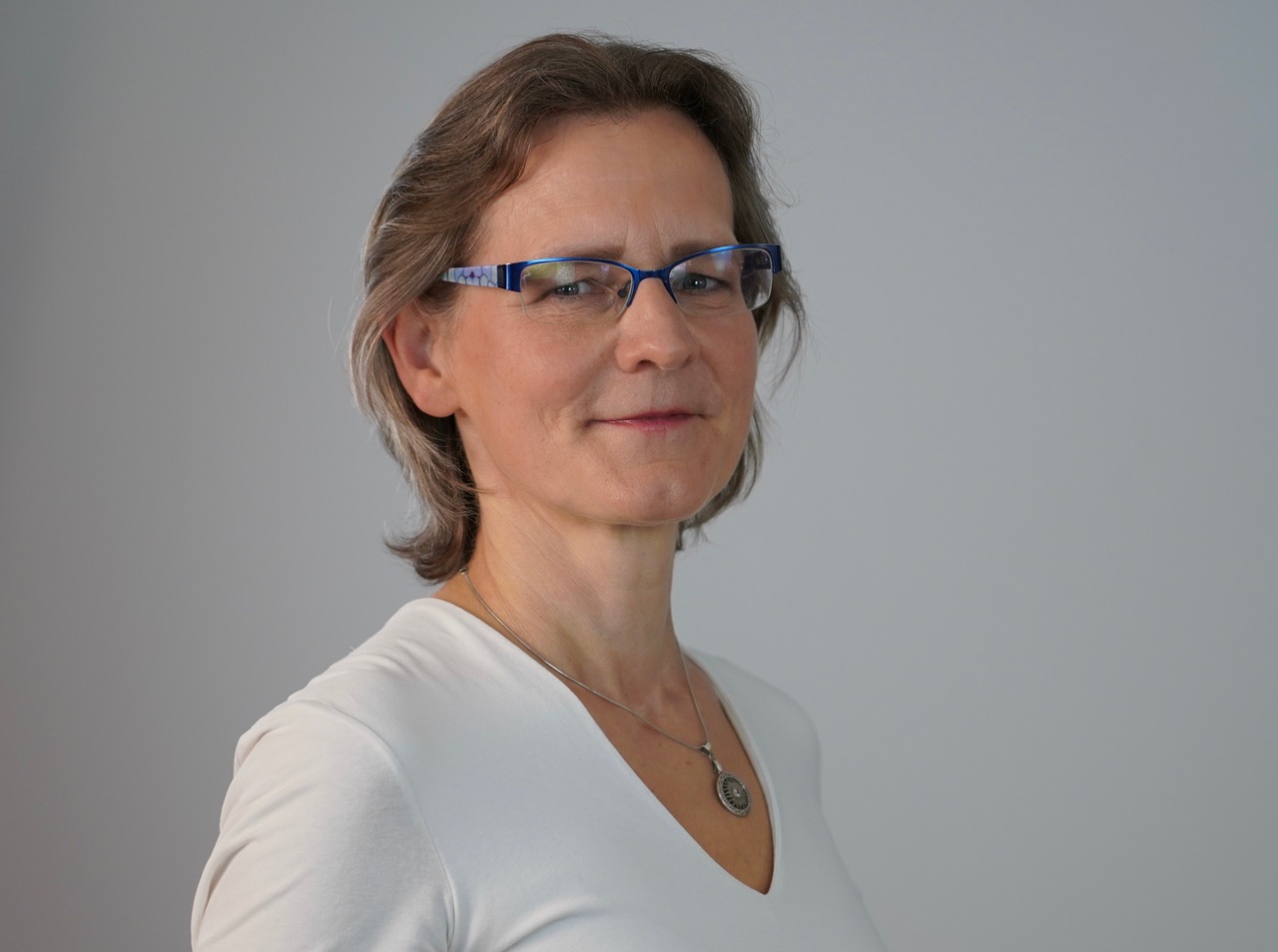 Ute_Krueger_Pathologin_Fachaerztin_fuer_Pathologie_Geimpft_gestorben_Impfquote_Tumorbiologie_Tumorfaelle_Tumorgewebe_Turbokrebs_Uebersterblichkeit_Vedersloev_Schweden_Kritisches-Netzwerk