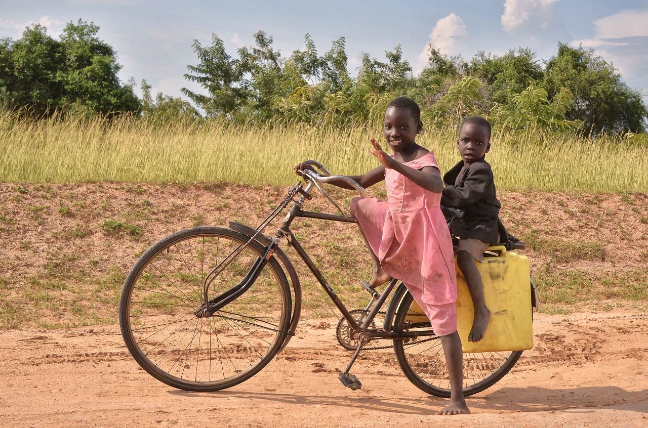 Velafrica-Fahrradmobilitaet-Afrika-Africa-ausrangierte-Velos-Fahrraeder-Velowerkstaetten-Nachhaltigkeit-Kritisches-Netzwerk-Reparaturinitiative-Recycling-Paolo-Richter