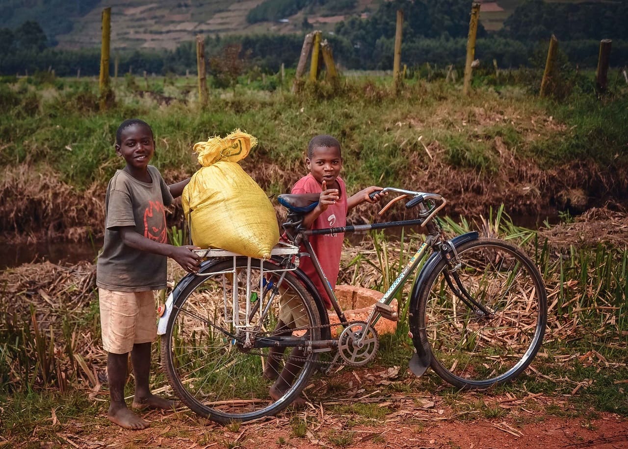 Velafrica-Reparaturinitiative-Recycling-Fahrradmobilitaet-Velomobilitaet-Afrika-Africa-ausrangierte-Velos-Fahrraeder-Kritisches-Netzwerk-Paolo-Richter-Stiftung-Sinnovativ 