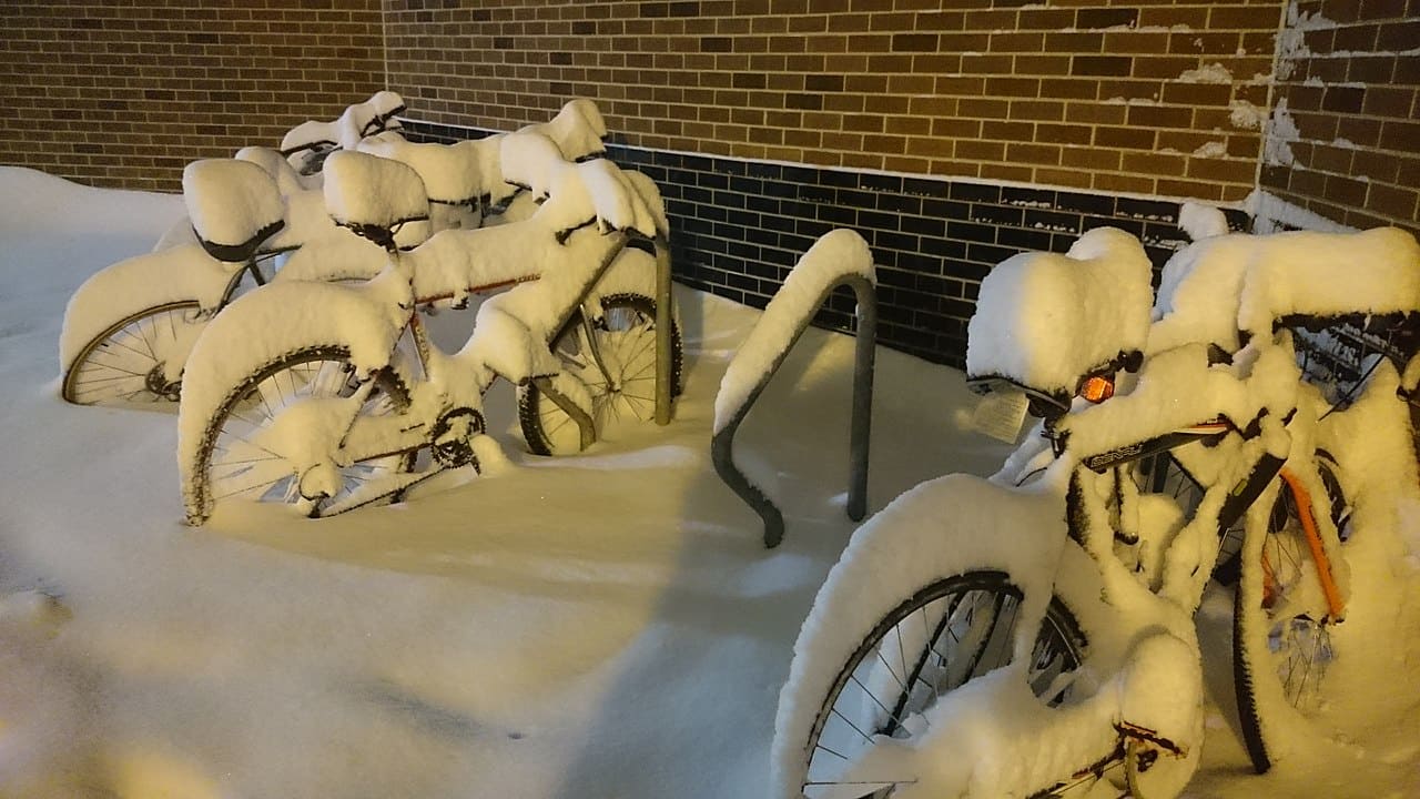 Velo-Fahrrad-Schnee-Winterradfahren-Winterradfahrer-Kritisches-Netzwerk-Fahrradabstellplaetze-Radwege-Vintersykling-Radfahrer-Schoenwettervehikel-Sturzgefahr