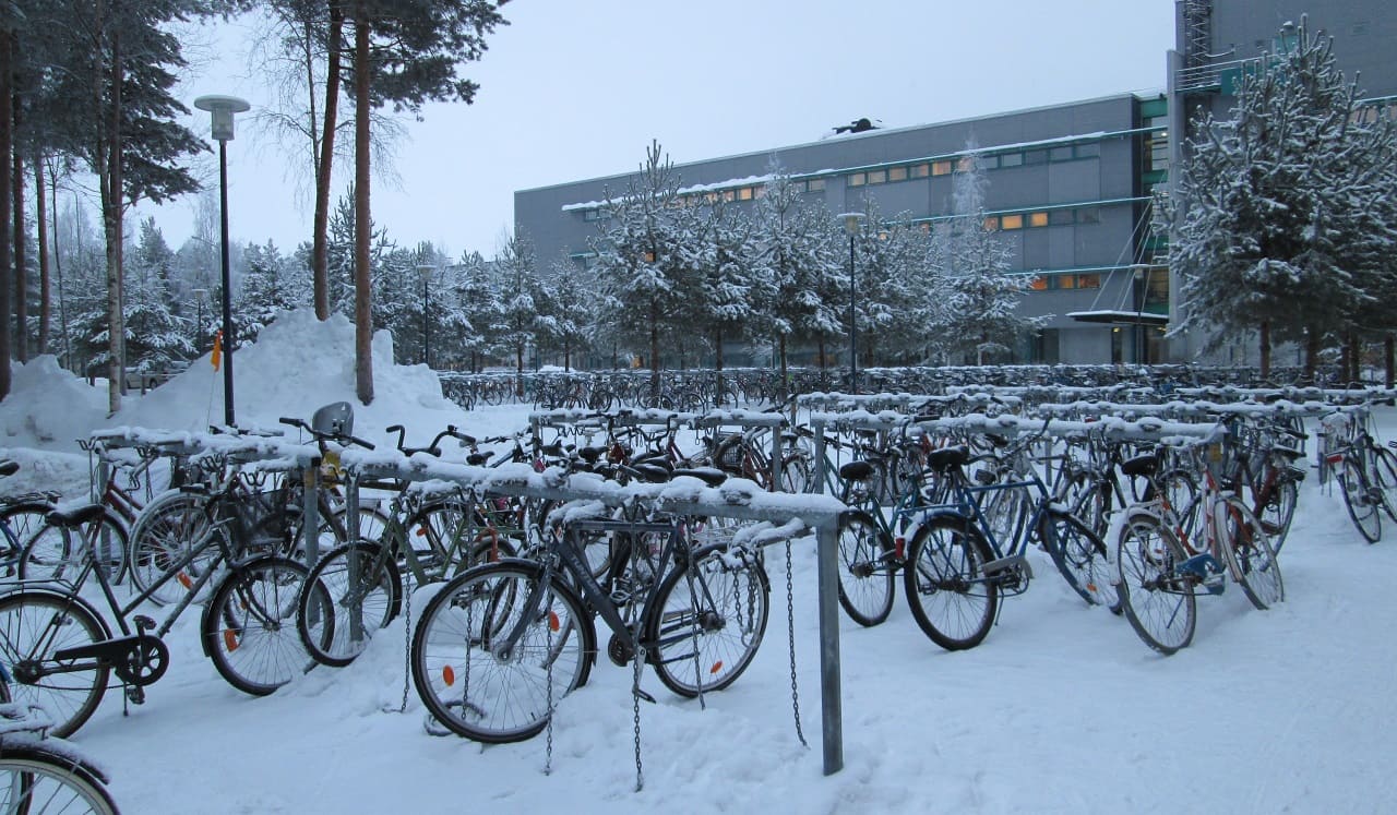 Velo-Fahrradabstellplaetze-Schulweg-Schulkinder-Studenten-Oulu-Finnland-Radfahren-Vintersykling-winter-biking-cycling-Winterradfahren-Kritisches-Netzwerk