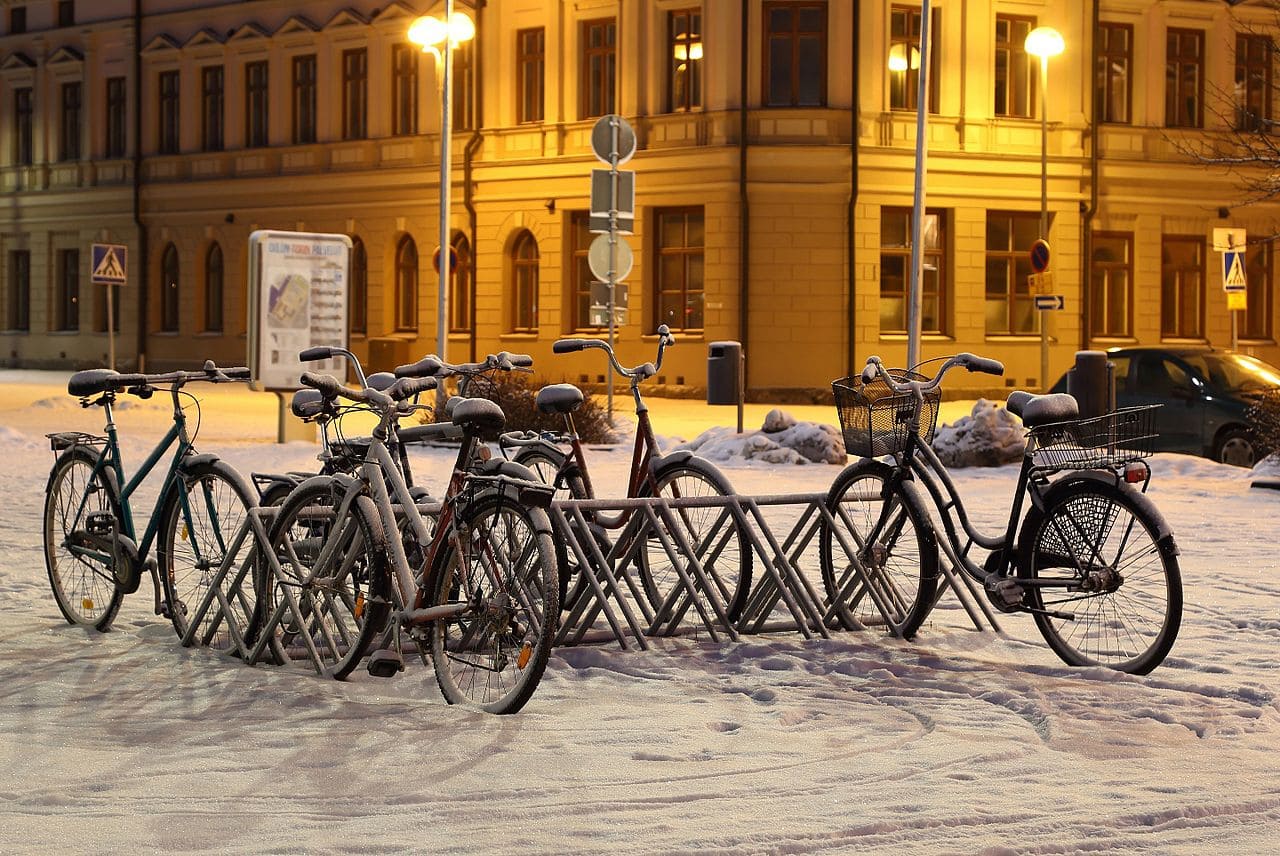 Velofahren-Oulu-Martti-Ahtisaari-square-Finnland-Radfahren-Vintersykling-winter-biking-cycling-Winterradfahren-Kritisches-Netzwerk-Radinfrastruktur-Radwege