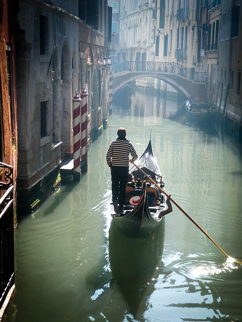 Venedig-Venice-Gondel-Gondola-Gondelfahrt-Gondolieri-laguna-di-Venezia-Italien-Staatsverschuldung-Armut-debito-pubblico-Kritisches-Netzwerk