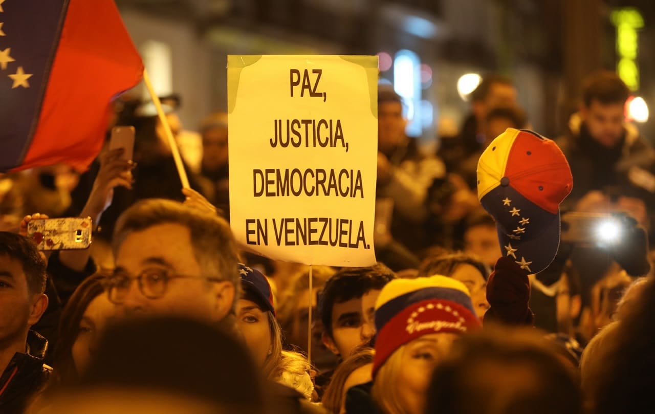Venezuela_Paz_Justicia_Democracia_Scheindemokratie_Juan_Guaido_Nicolas_Maduro_Dictador_Diktator_Pseudodemokratie_Boliburguesia_Korruption_Nepotismus_Kritisches_Netzwerk_Oligarchie