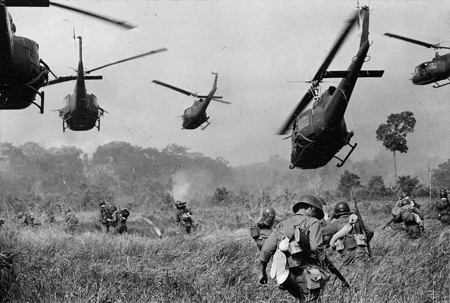 vietnam_helicopters_viet_vietnamkrieg_kriegsverbrechen_voelkermord_saigon_agent_orange_my_lai_massacre_napalm_kritisches_netzwerk_indochinakrieg_genocide_voelkerrecht.jpg