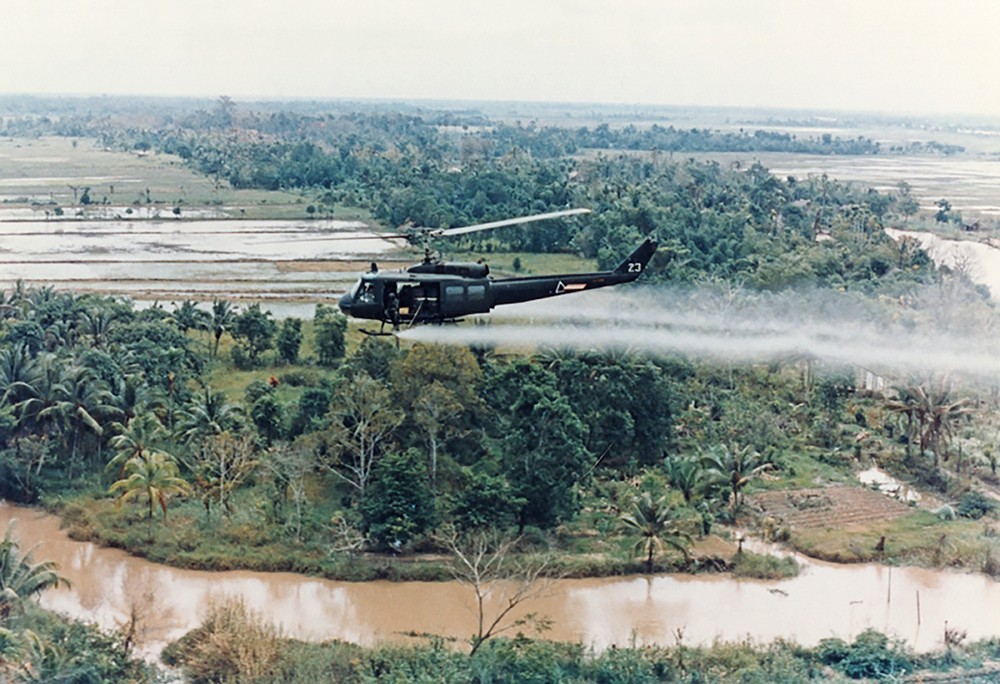 vietnamkrieg_agent_orange_helicopter_last_days_in_vietnam_kritisches_netzwerk_pentagon_rory_kennedy_gerald_kambodscha_saigon_peaceniks_duong_van_minh_viet_cong_my_lai_massacre.jpg