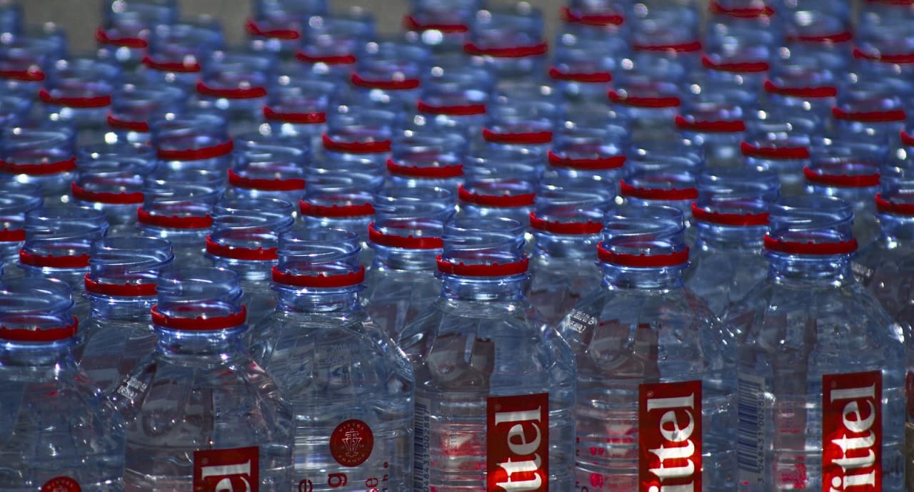 Vittel-Kunststoffflaschen-Abfuellanlage-Vittelwasser-Mineralwasser-Kritisches-Netzwerk-Wasserrechte-unlauteres-Marketing-Privatisation-des-ressources-naturelles-en-eau