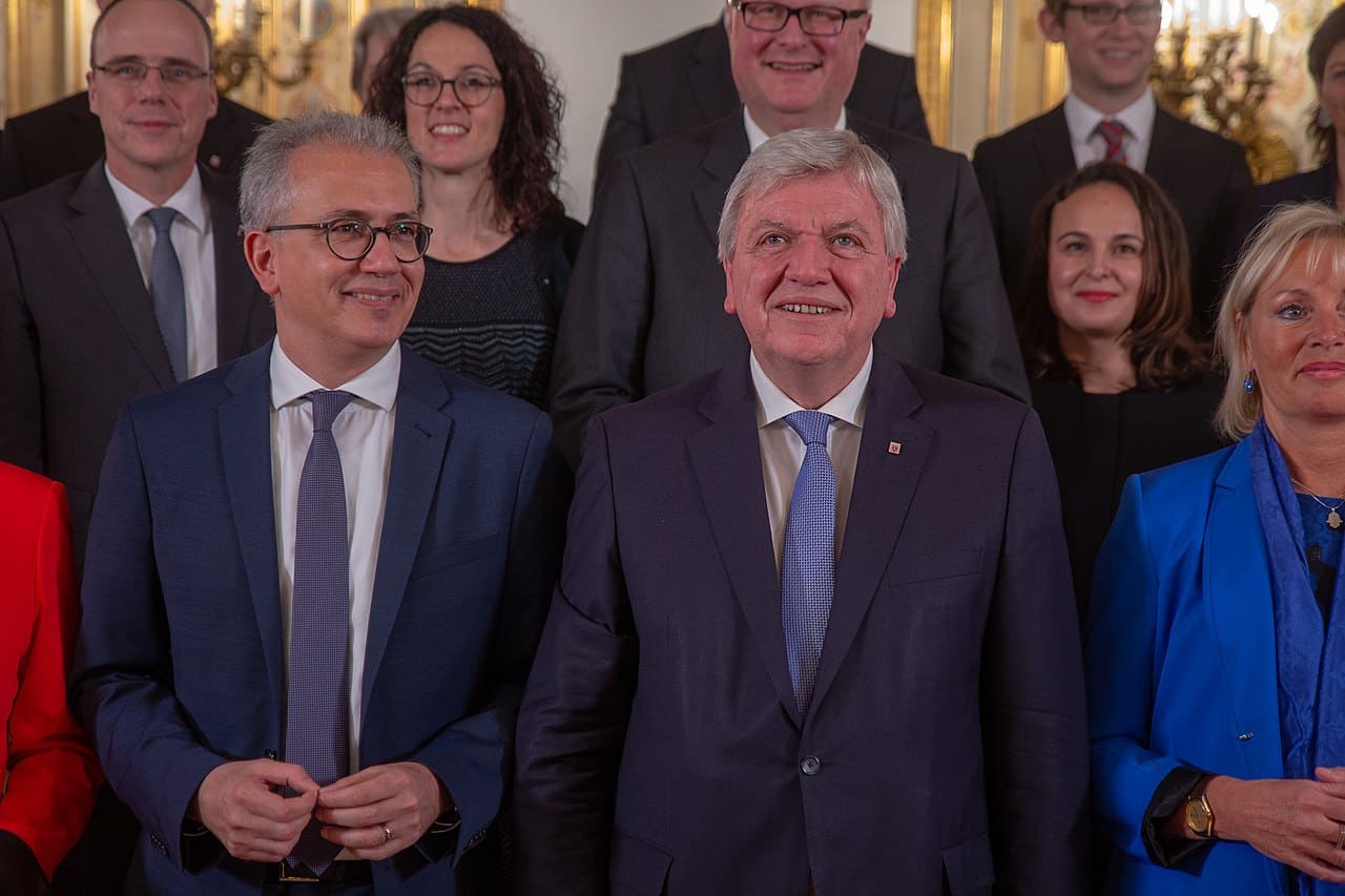 Volker-Bouffier-CDU-Ministerpraesident-Hessen-Tarek-Al-Wazir-Buendnisgruene-Die-Gruenen-Kritisches-Netzwerk-Stromkonzerne-Atomkraftwerke-Kuschelkurs-Koalitionsbett