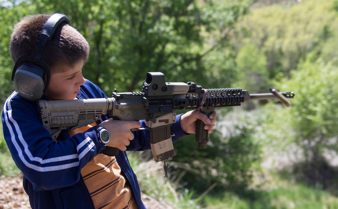 Waffenaffinitaet-Kinder-Fruehkonditionierung-ArmaLite-AR-15-Sturmgewehr-Maschinengewehr-Kritisches-Netzwerk-Schusswaffen-Schusswaffenaffinitaet-Schnellfeuergewehr