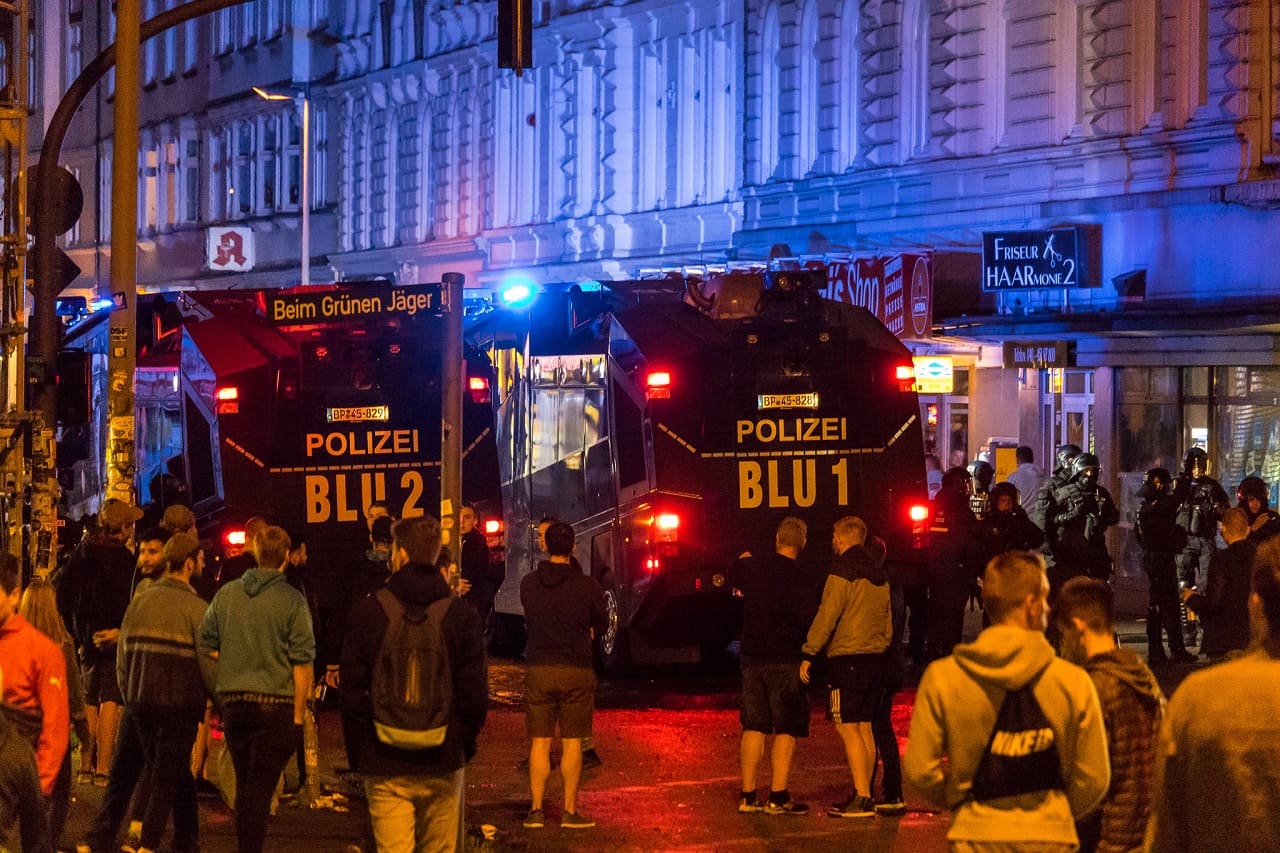 Wasserwerfer-Polizei-BLU-1-2-gepanzerte-Radfahrzeuge-Polizeipanzer-Panzerwagen-Wasserwerfereinsatz-Kritisches-Netzwerk-Polizeikultur-Sonderwagen-Staatsmacht