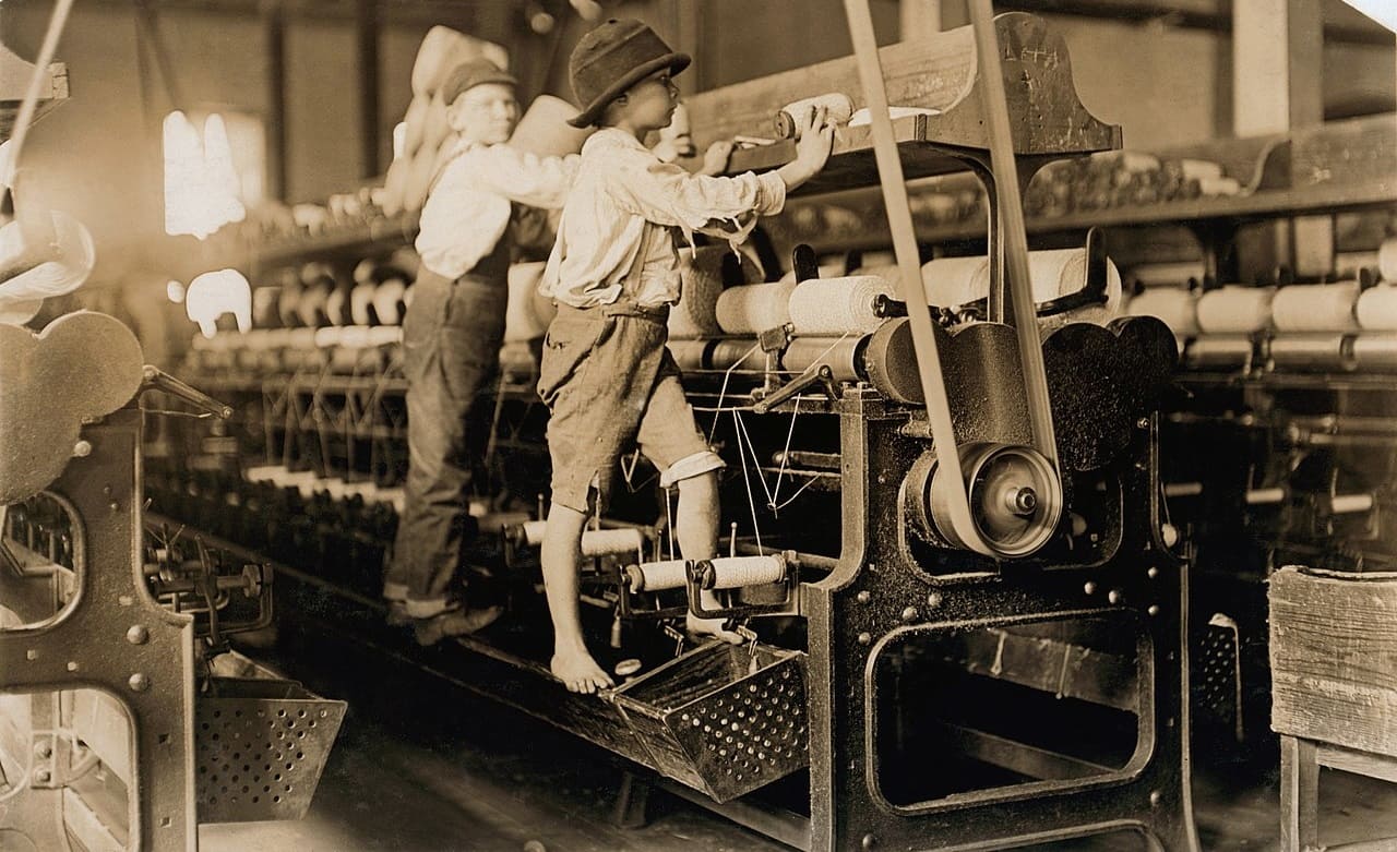 Webstuehl-Spinnmaschinenfabrik-Kinderarbeit-Maschinisierung-Industrielle-Revolution-Kritisches-Netzwerk-Webmaschine-Kritisches-Netzwerk-Kinderrechte-Ausbeutung