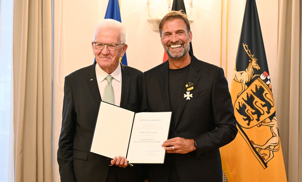 Winfried_Kretschmann_Juergen_Klopp_2024_Verdienstorden_des_Landes_Baden_Wuerttemberg_Ministerpraesident_soziales_Engagement_Franziska_Kraufmann_Kritisches-Netzwerk