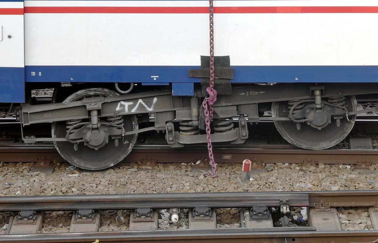 Zugentgleisung-Schienenkran-entgleister-Radsatz-M-79077-Schienennetz-Gleisvorfeld-Hauptbahnhofs-Schienendrehkran-Kritisches-Netzwerk-Bayerische-Eisenbahngesellschaft